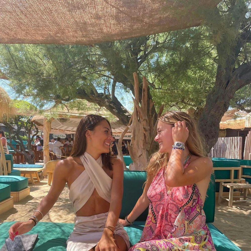 Women sitting and laughing in Saint-Tropez beach club Moorea Place
