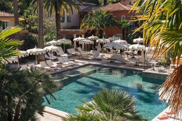 Pool and sunbeds in hotel La Bastide de Saint Tropez.