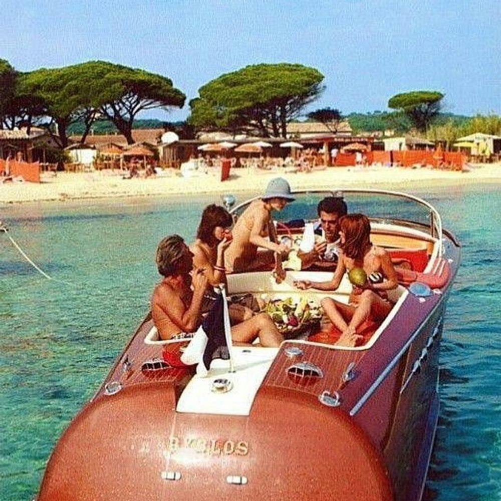 People on a boat next to Saint-Tropez beach club Tahiti Beach
