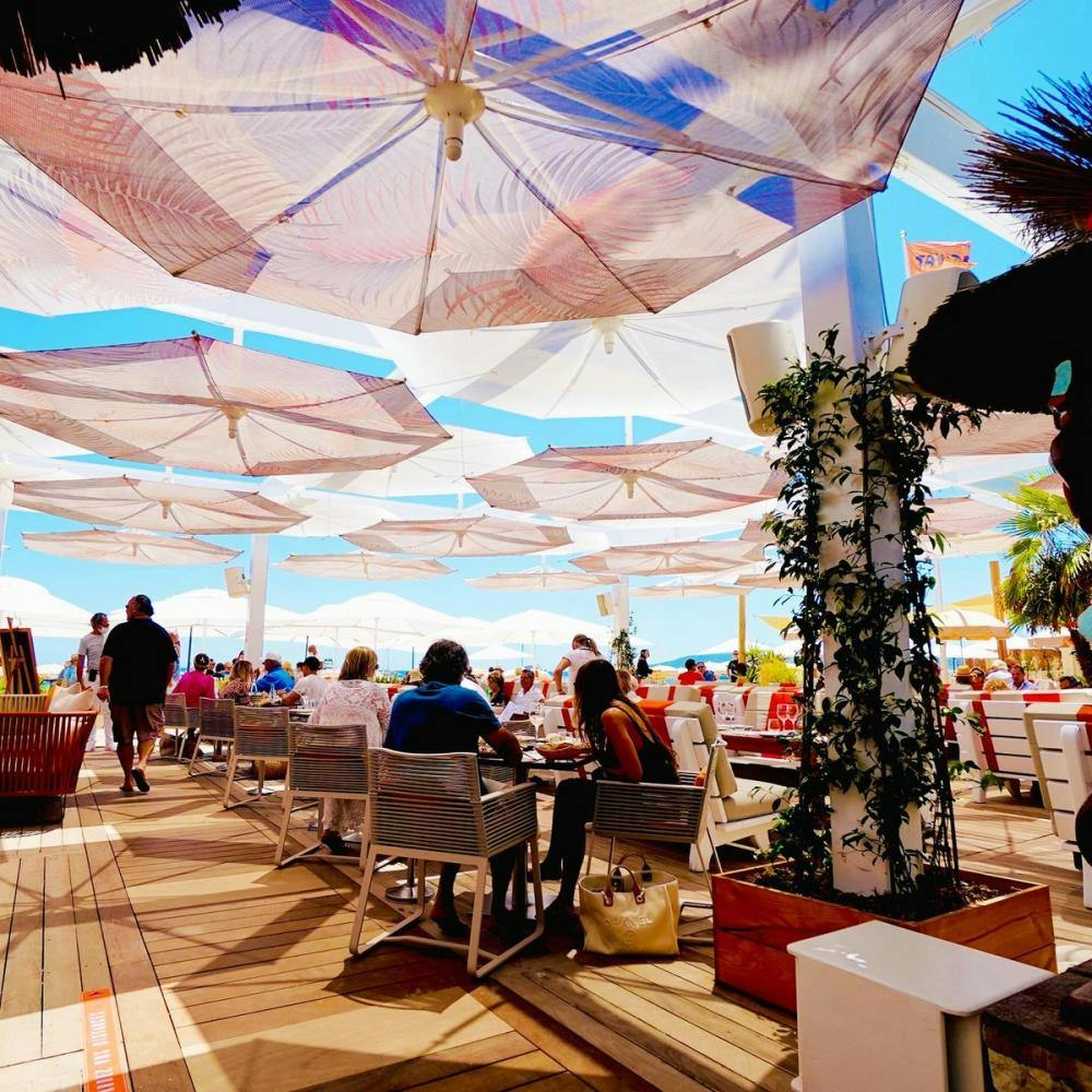 People in the dining area of Saint-Tropez beach club Tahiti Beach