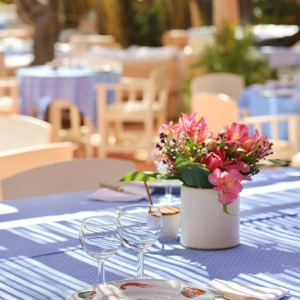 Table with tableware in Saint-Tropez beach club Le Club 55