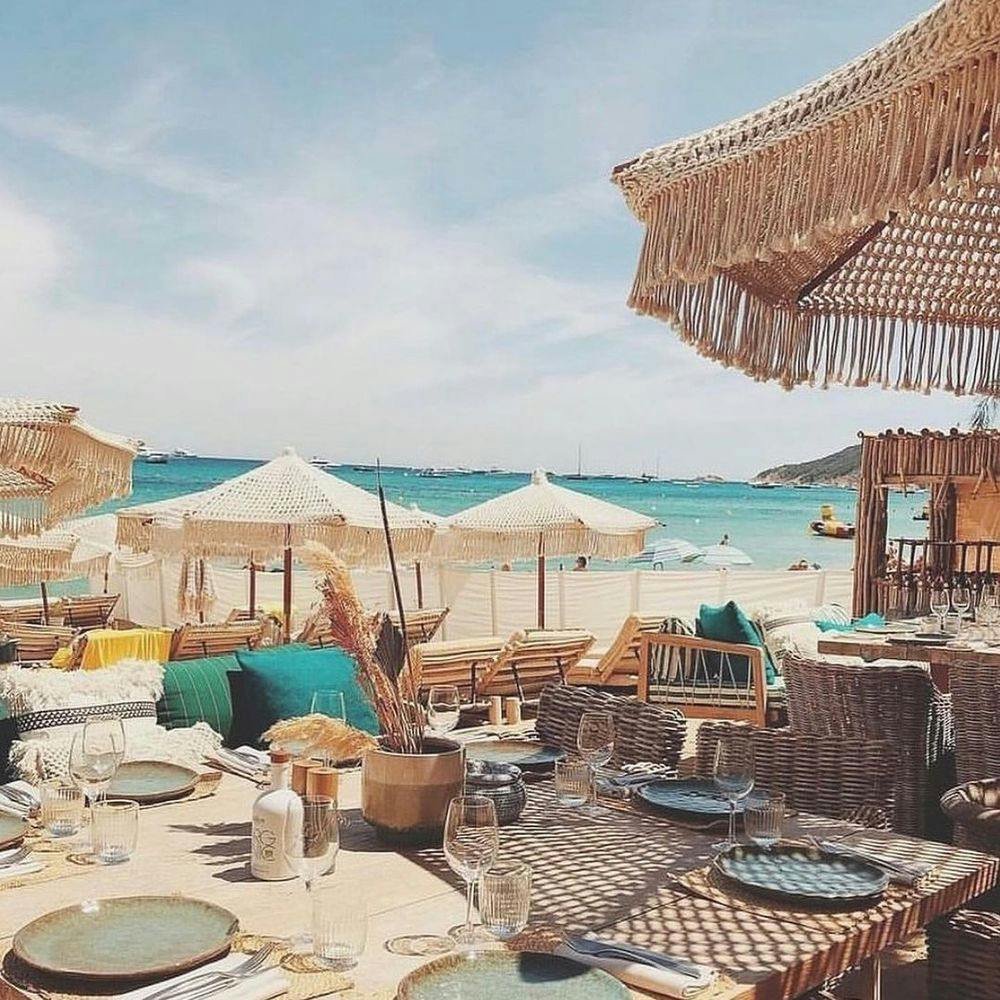 Dinner tables at Saint-Tropez beach club Verde Beach