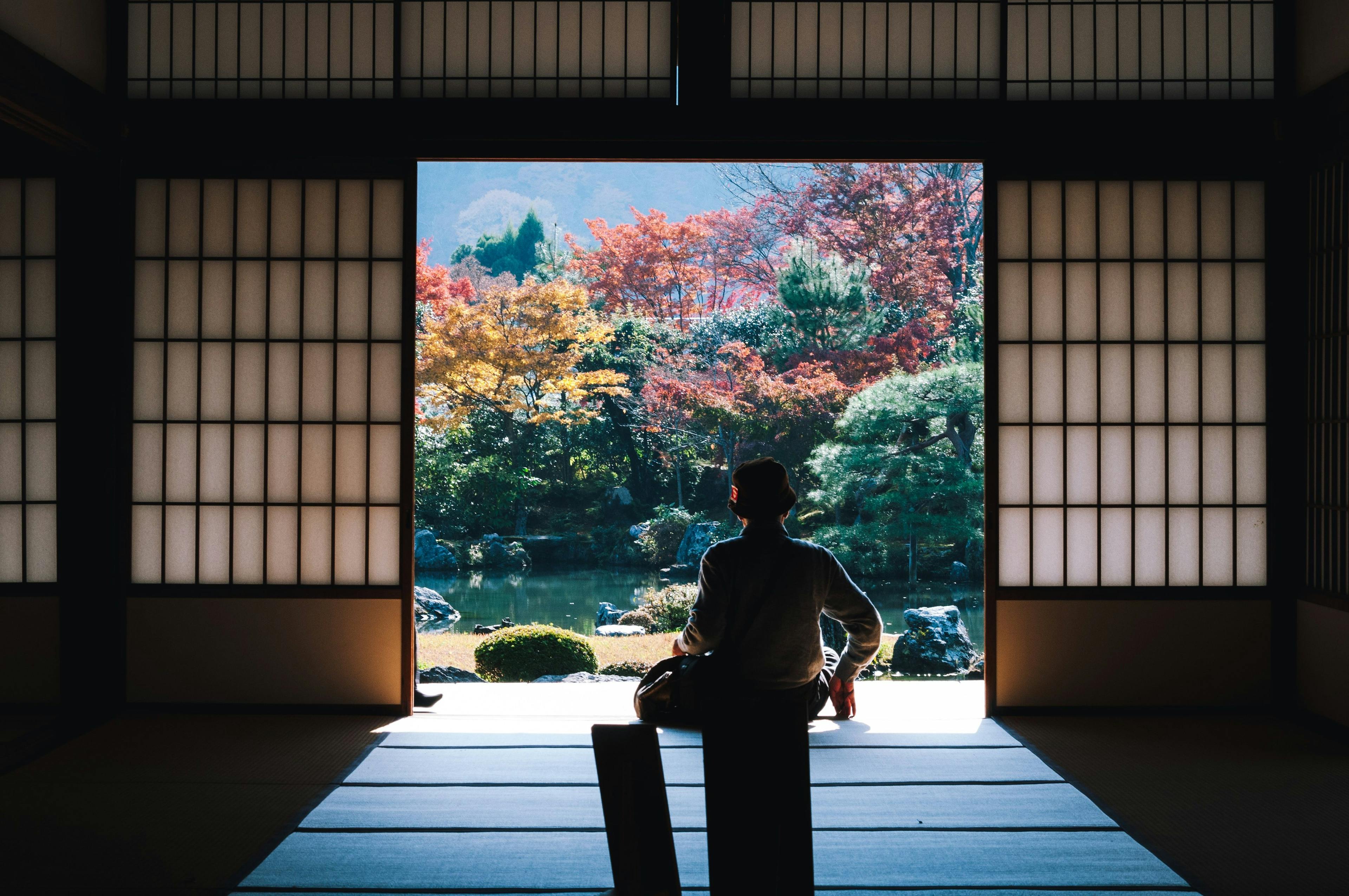 Man sitting on the floor in Tenryu-ji Temple, Kyōto-shi, Japan.