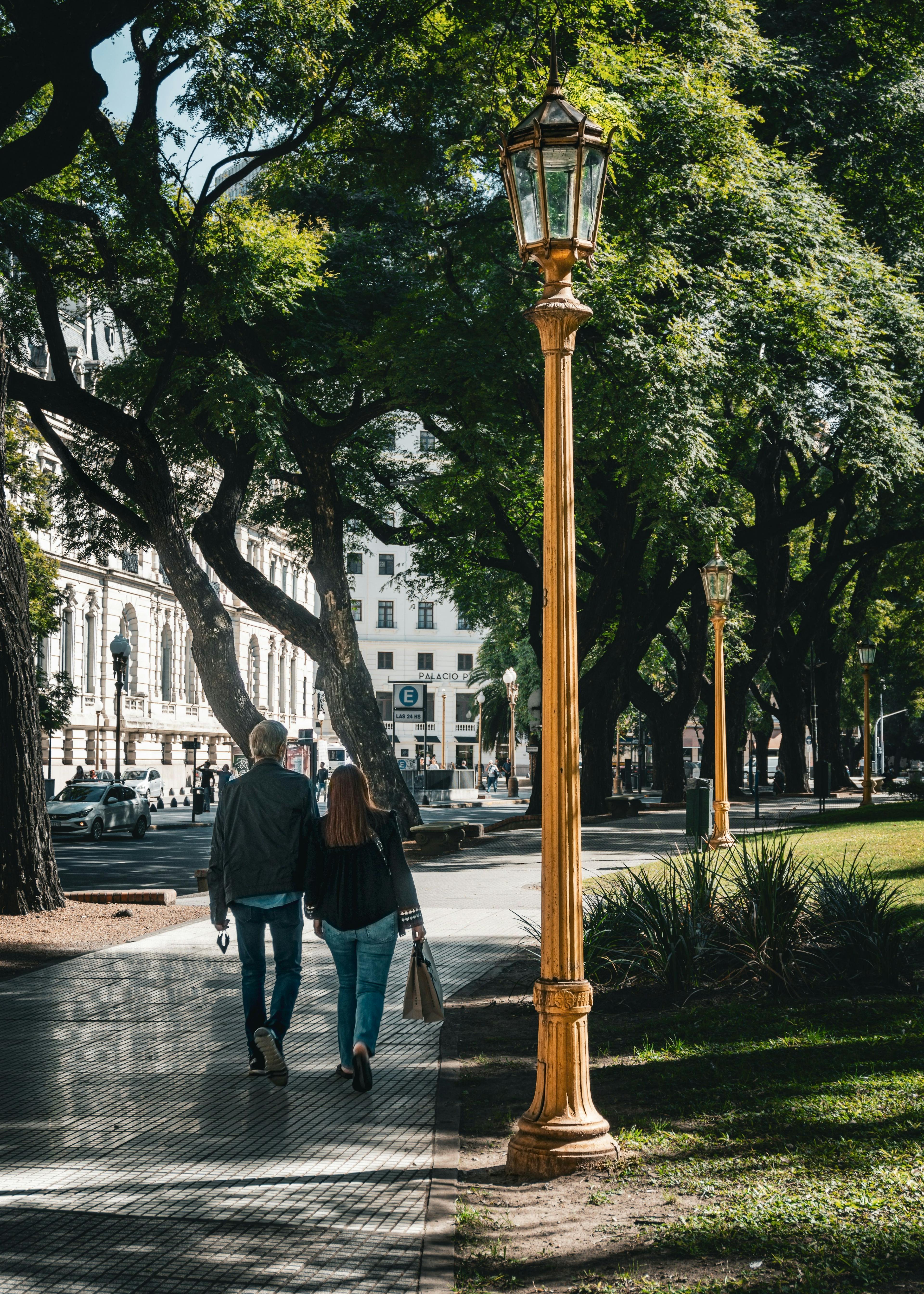 Couple walking in Buenos Aires.